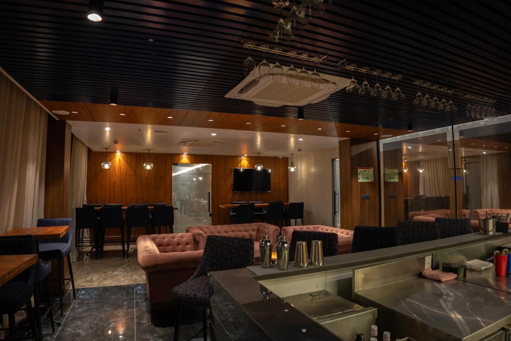 Hotel Pride Elite, Daman Exteriér fotografie
