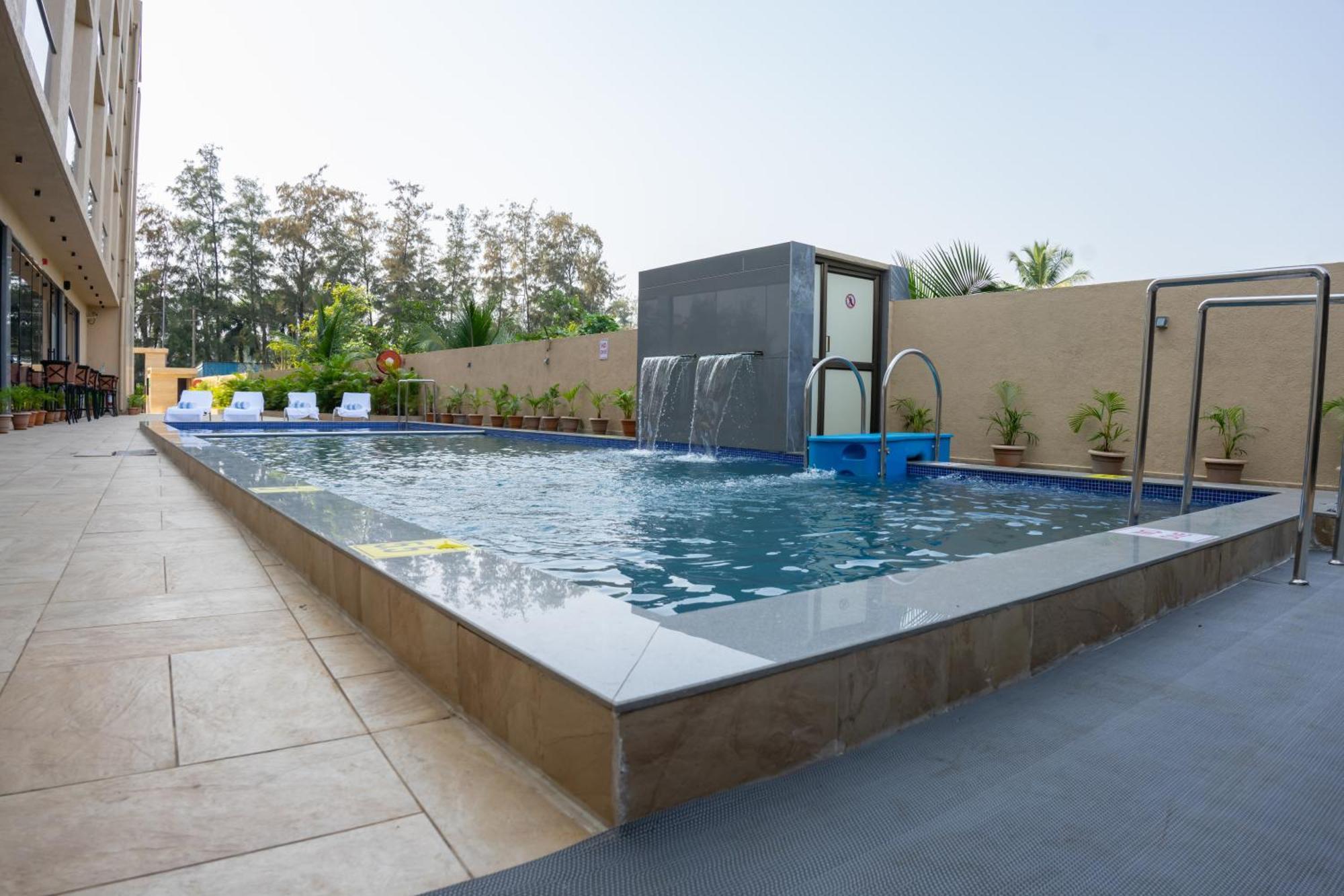 Hotel Pride Elite, Daman Exteriér fotografie