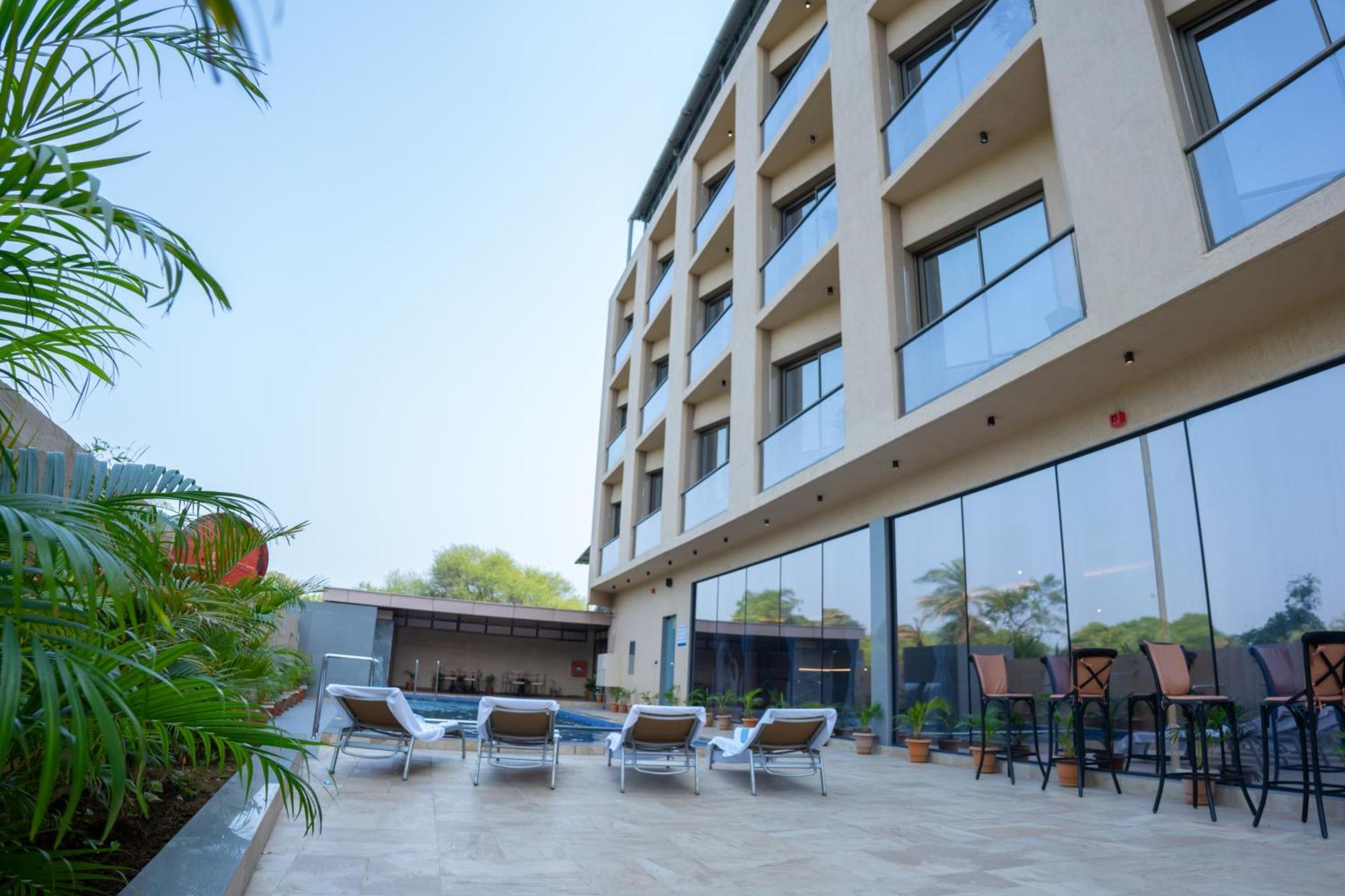 Hotel Pride Elite, Daman Exteriér fotografie